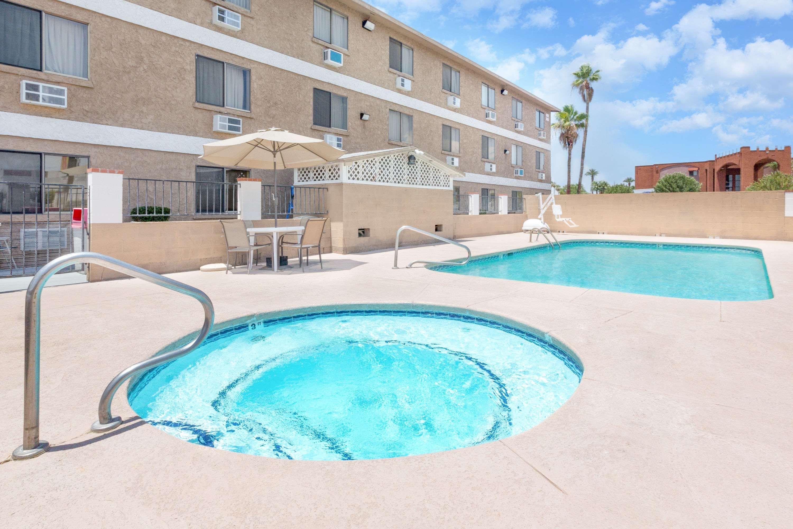Super 8 By Wyndham Lake Havasu City Eksteriør billede